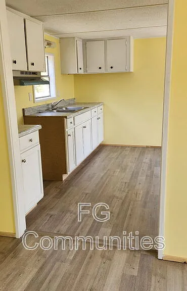 112 Laurin Dr — Photo 2