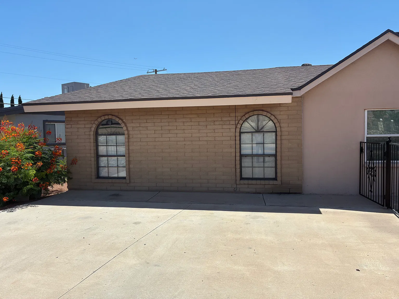 900 N Clark Dr — Photo 2