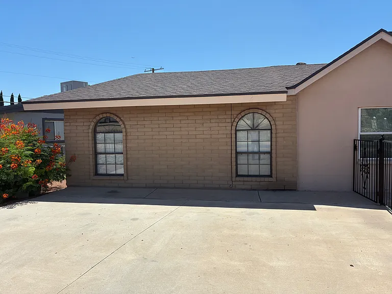 900 N Clark Dr — Photo 2