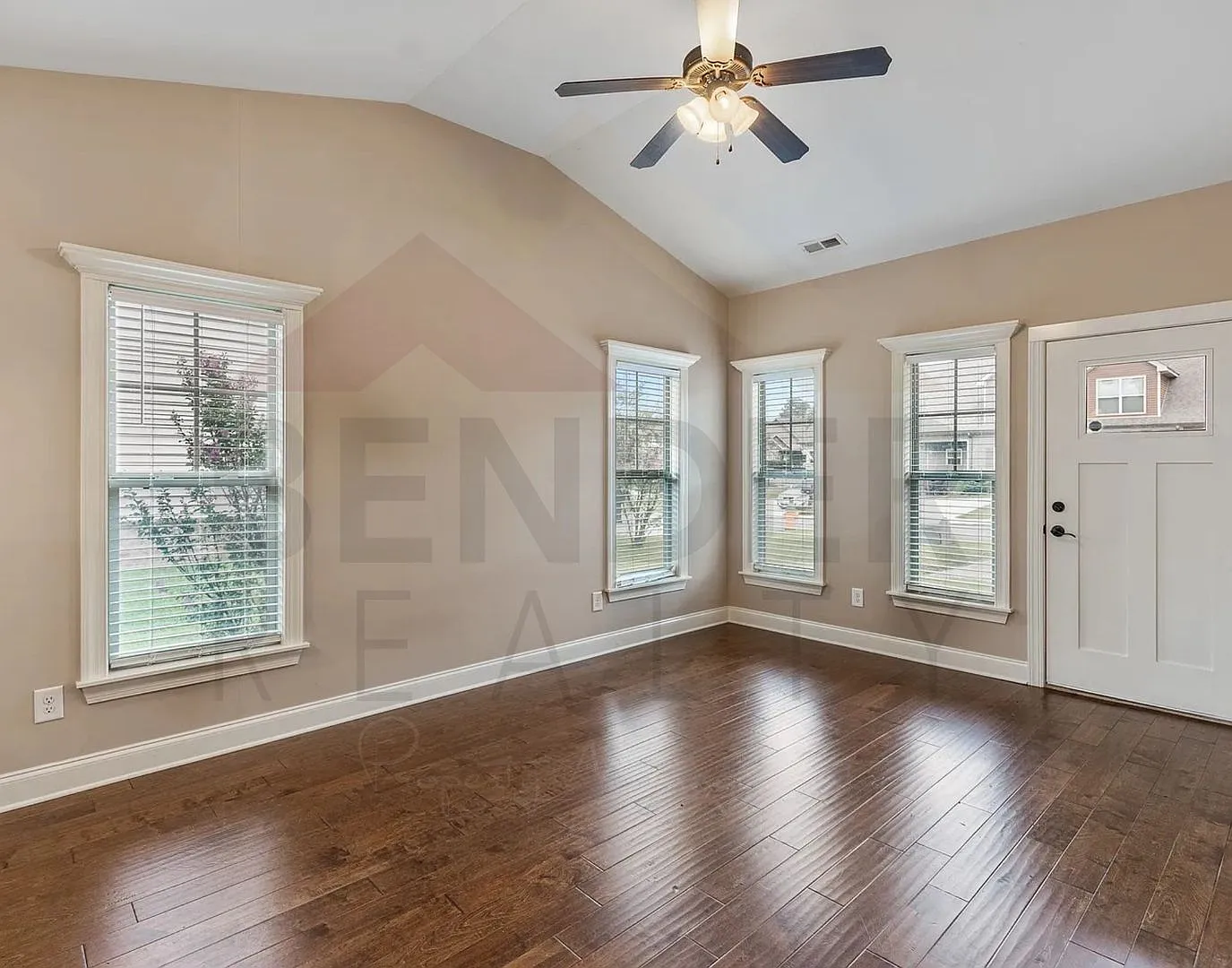 Gorgeous Fourplex Home - End Unit — Photo 2