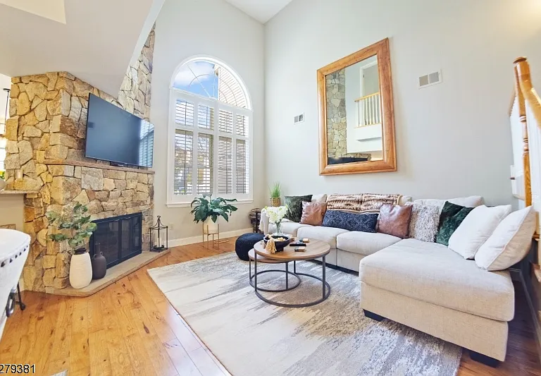 78 Kent Dr — Photo 3