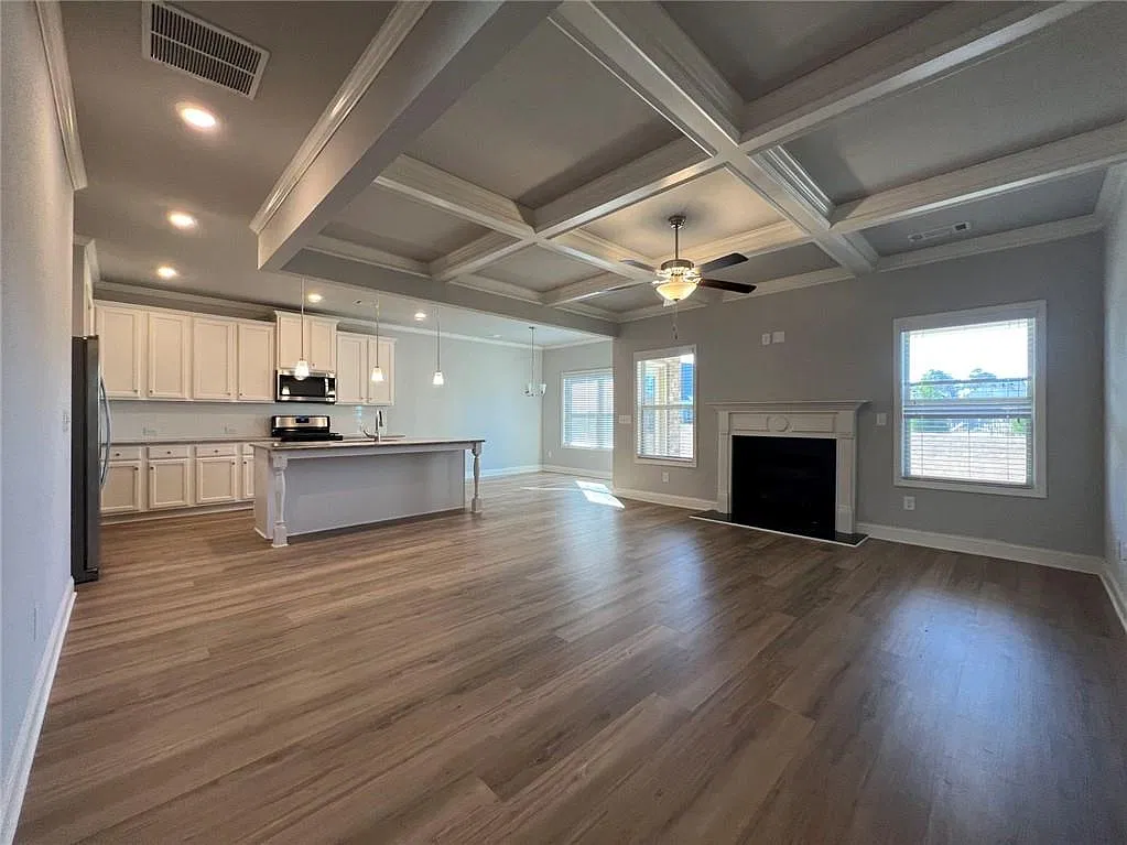 5 bed, 4.0 bath, 2850 sqft, $2,900 — Photo 3