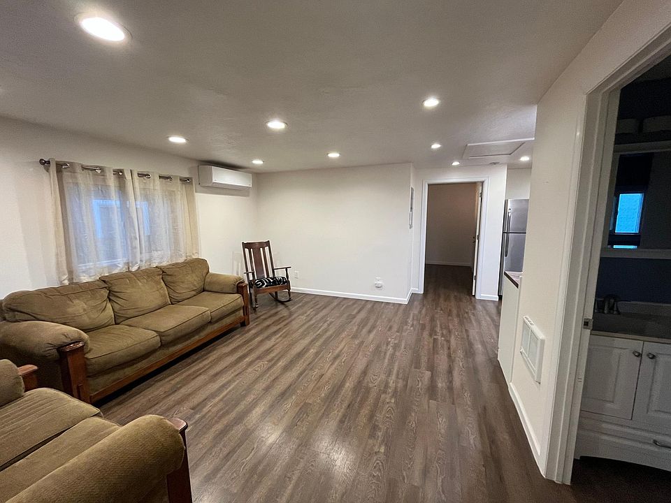 Entry way to unit