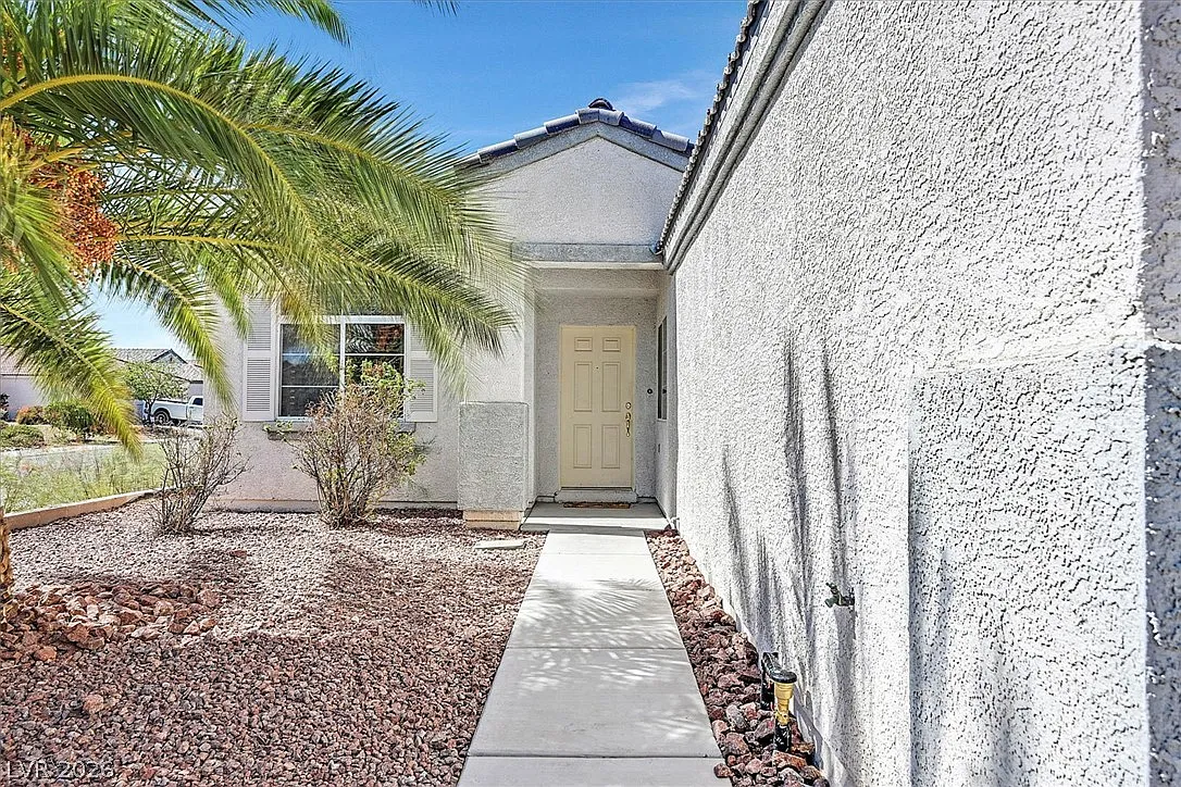 3 bed, 2.0 bath, 1650 sqft, $2,245 — Photo 2