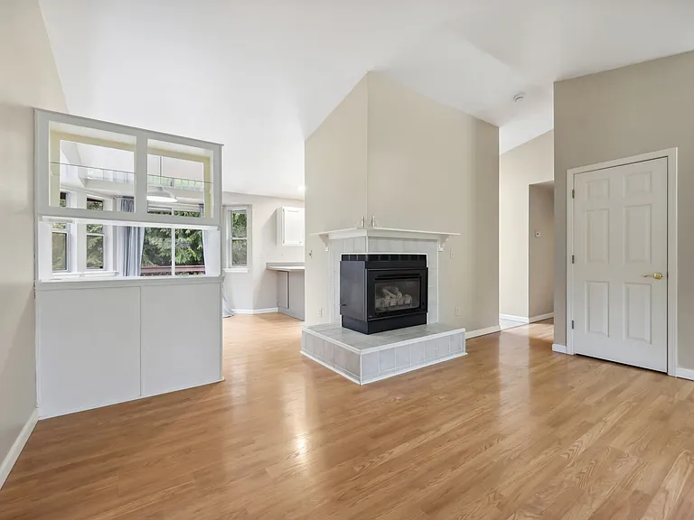 1012 Irving St SW — Photo 8