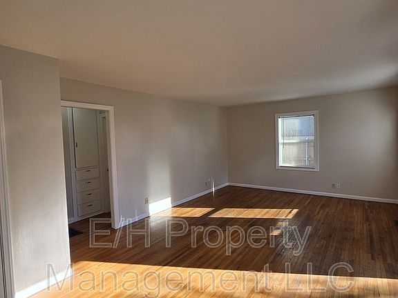 3rd image of 1009 W Maple St Unit 1009