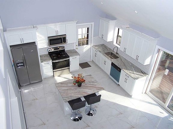 5th image of 14 Alcolade Dr W