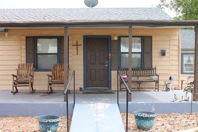 1st image of 325 W Pecan St
