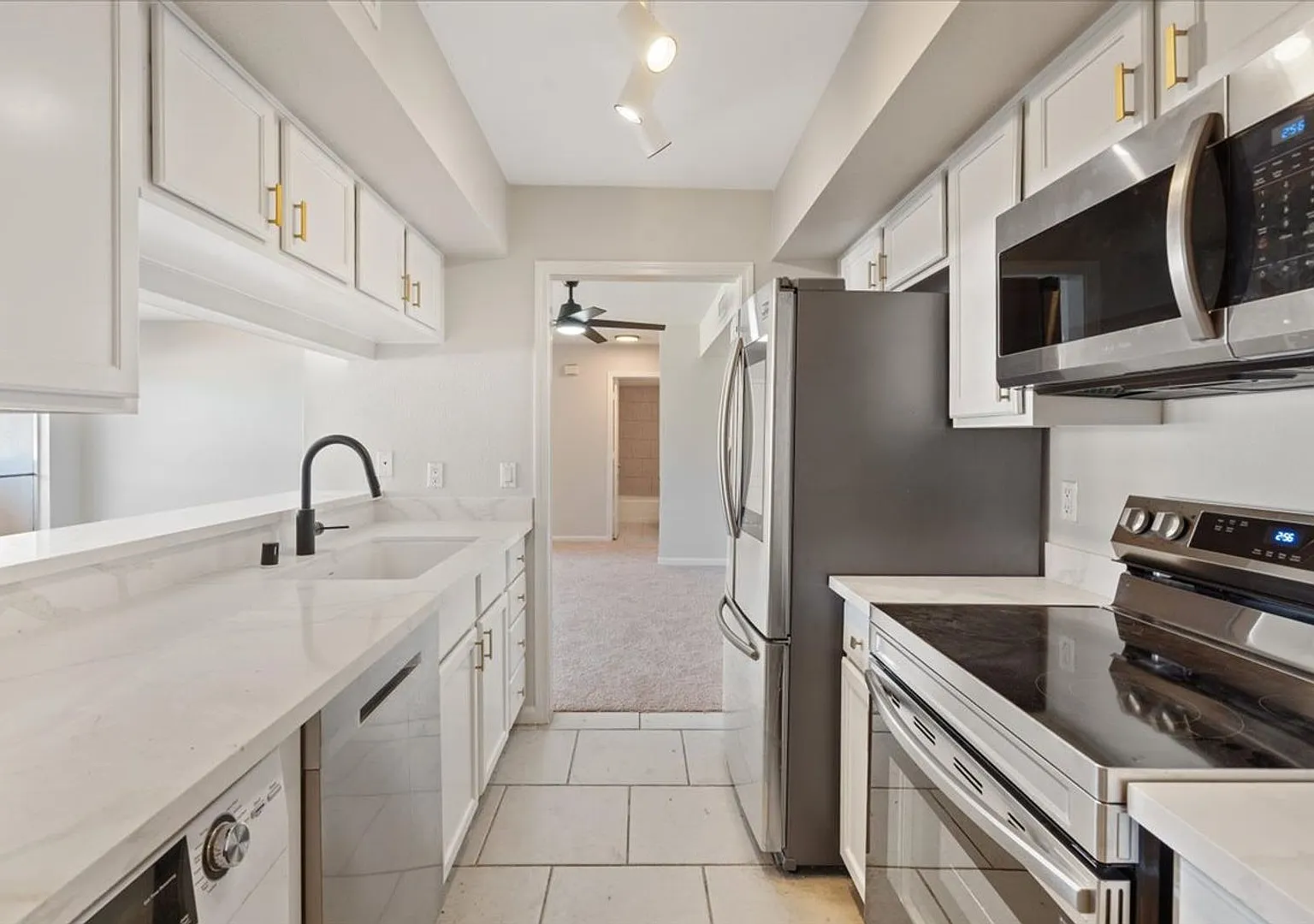 Renovated 3bd/2ba Lv Country Club Guard Gated — Photo 4