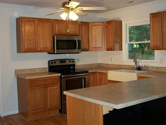 4th image of 701 Stewart Cir