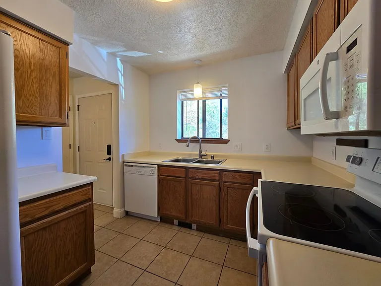 1300 Iris St #205 — Photo 3