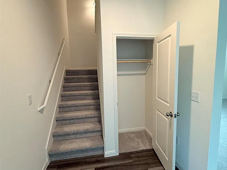520 McFadin Way S — Photo 6