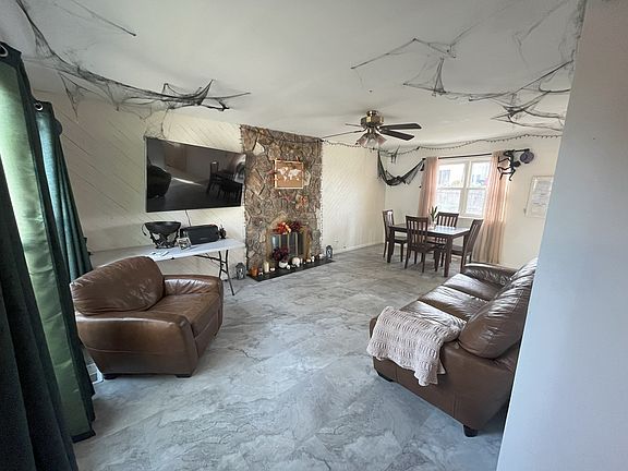 3rd image of 18 Sieverwood Ct