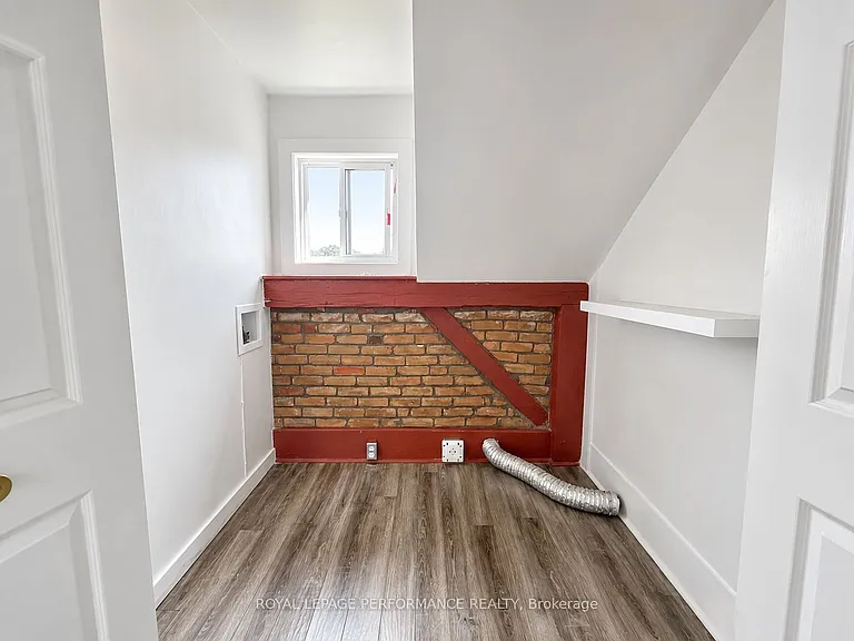 989 King St — Photo 11