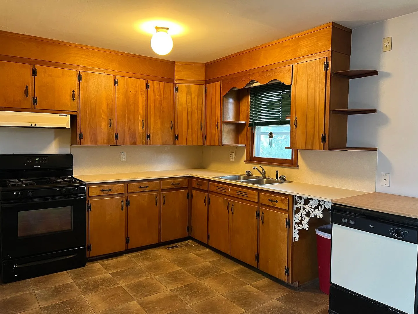 2 Bedroom 1 Bathroom House — Photo 4