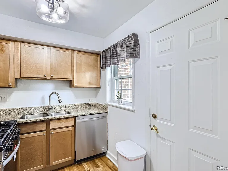 2828 N Jasmine St — Photo 8