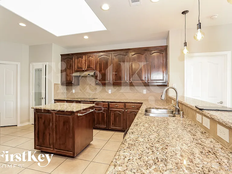600 W Bend Blvd — Photo 6
