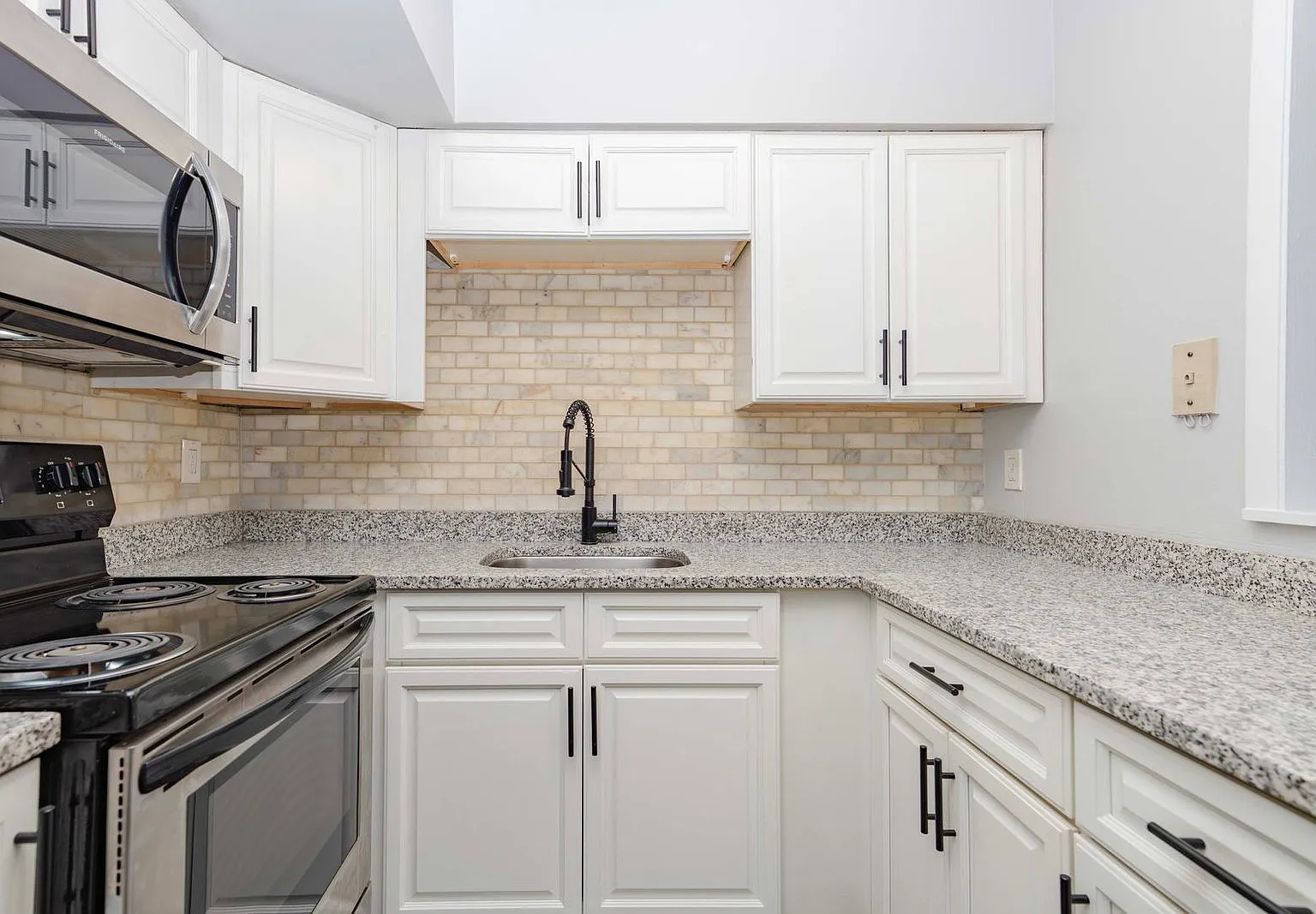 1 bed, 1.0 bath, 750 sqft, $950 — Photo 1