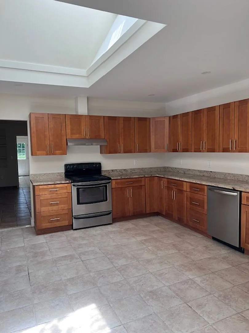Large 4 bedroom, 2 1/2 bath home for rent in Ravena, NY on Rt 9W — Photo 4