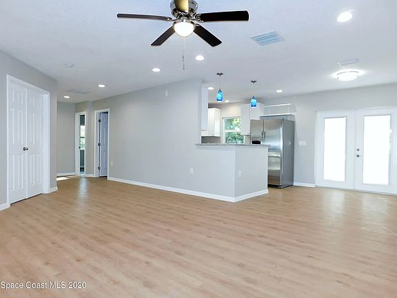 5th image of 1052 S De Leon Ave
