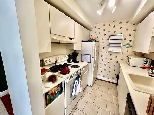 19 Wiget St #202 — Photo 6