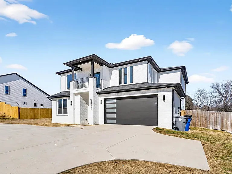 531 W Laureland Rd — Photo 1