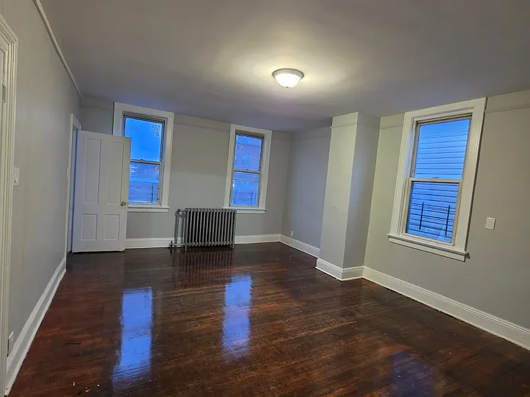 120 Waverly St — Photo 1
