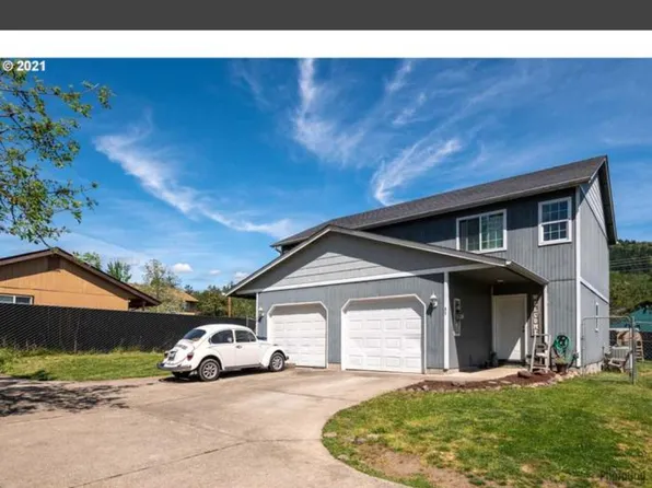 37 W 4th St, Lowell, OR 97452