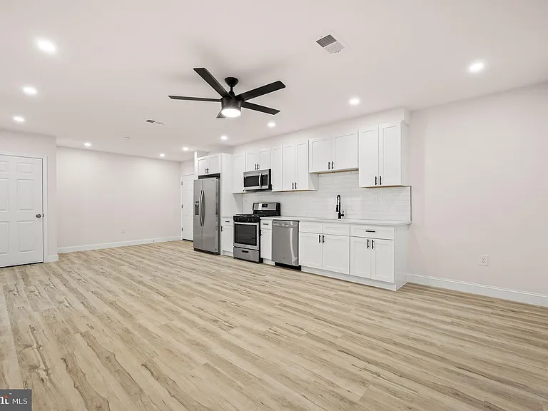 437 W Girard Ave #39-4 — Photo 22