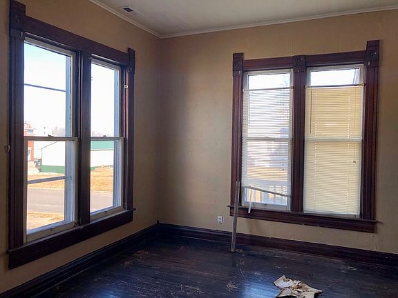 5th image of 208 E Missouri St
