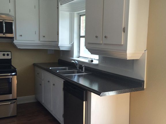 2nd image of 210 E Iris Dr