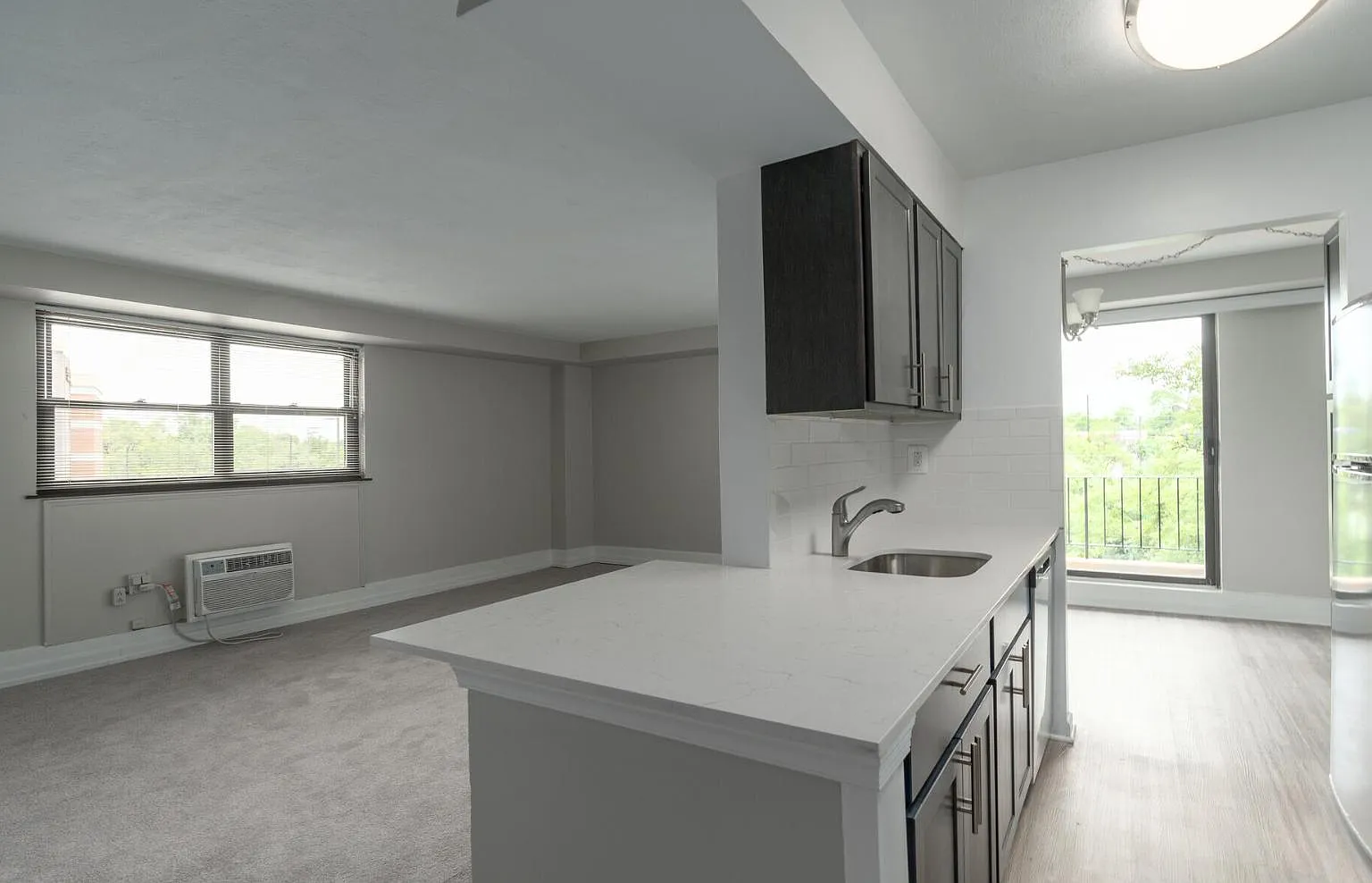 Courtside Square Apartments and Suites — Photo 4