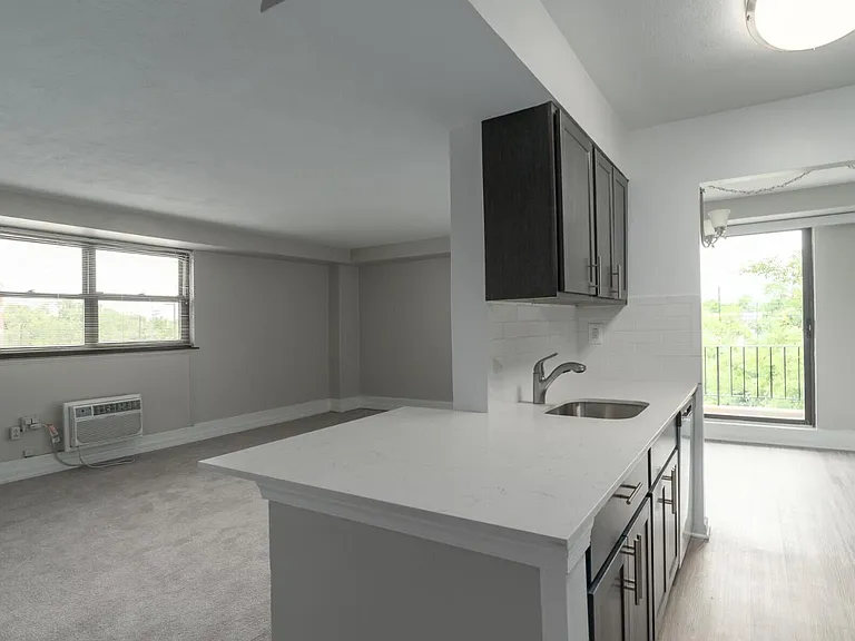 Courtside Square Apartments and Suites — Photo 4