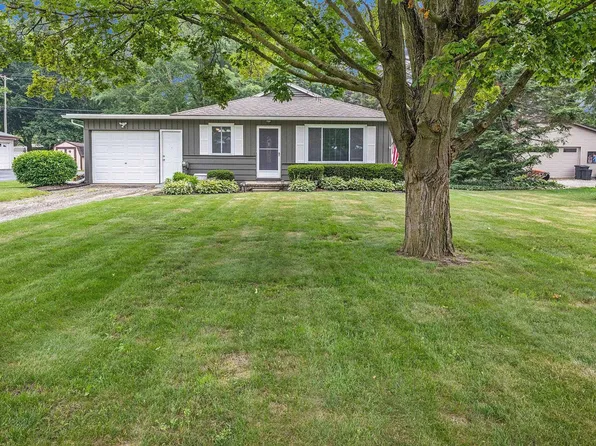 410 Almont Ave, Almont, MI 48003