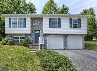 27 Sweet Arrow Dr, Hummelstown, PA 17036