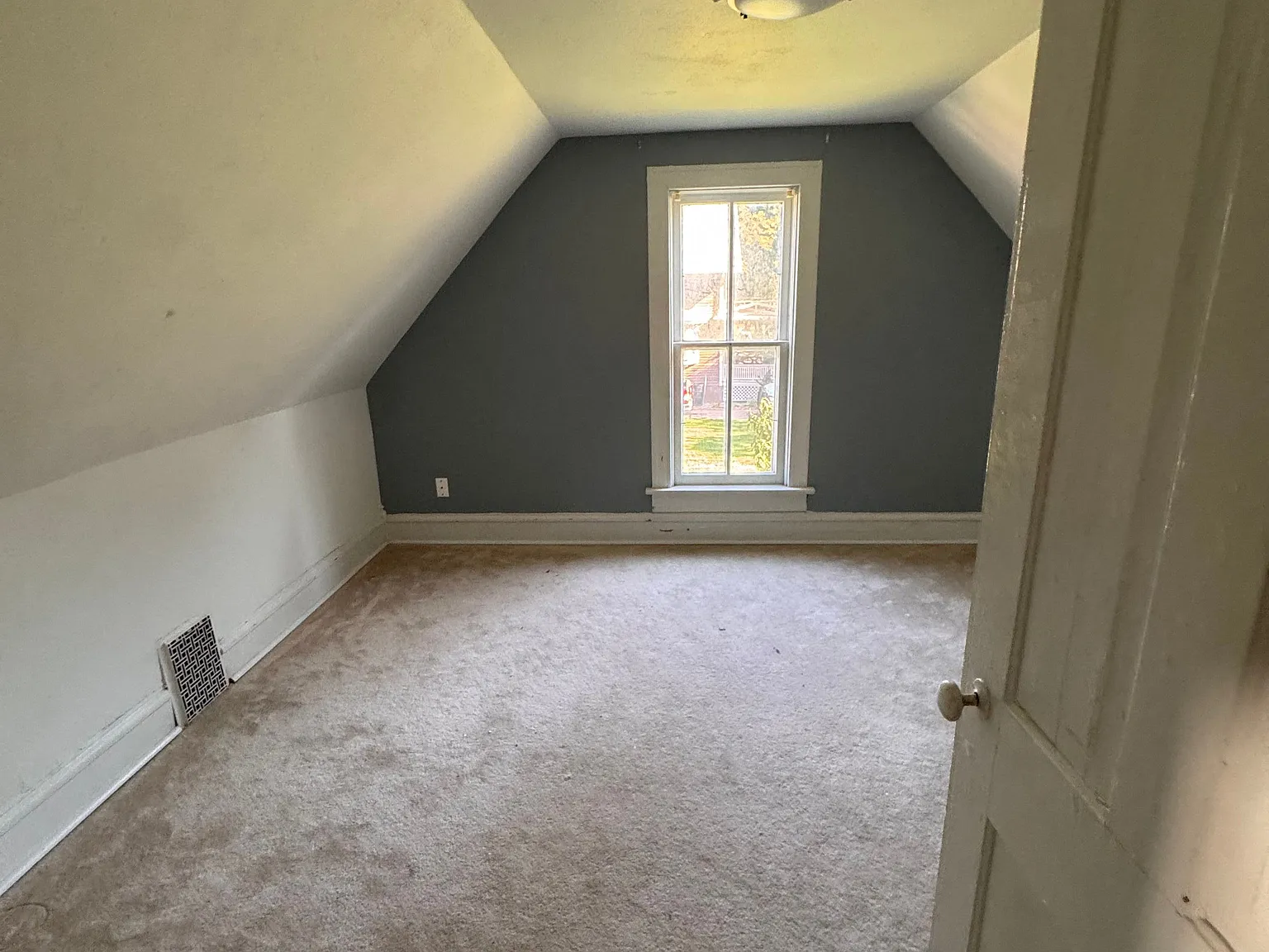 3 bed, 1.0 bath, 1200 sqft, $1,050 — Photo 2