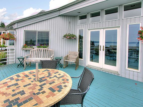 Deck for outdoor living