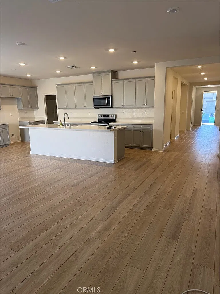 4 bed, 2.5 bath, 2503 sqft, $3,830 — Photo 4