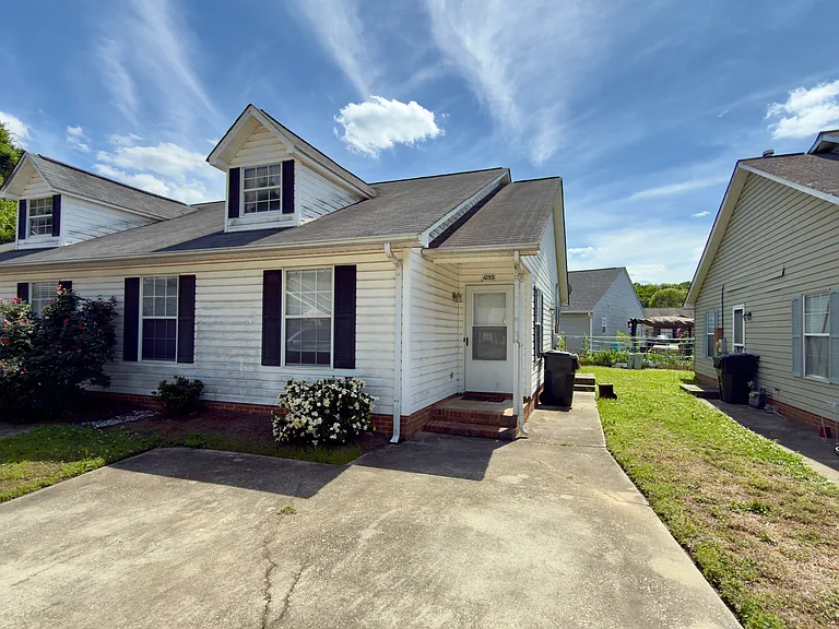 1053 Farm Pond Ln — Photo 1