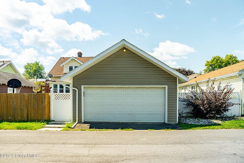 4th image of 1810 9th Avenue
