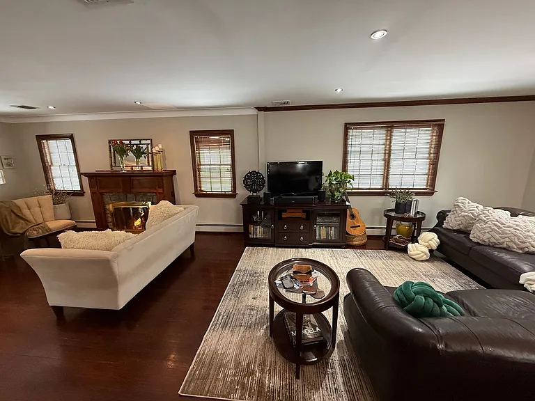 20 Mayfair Ct — Photo 5