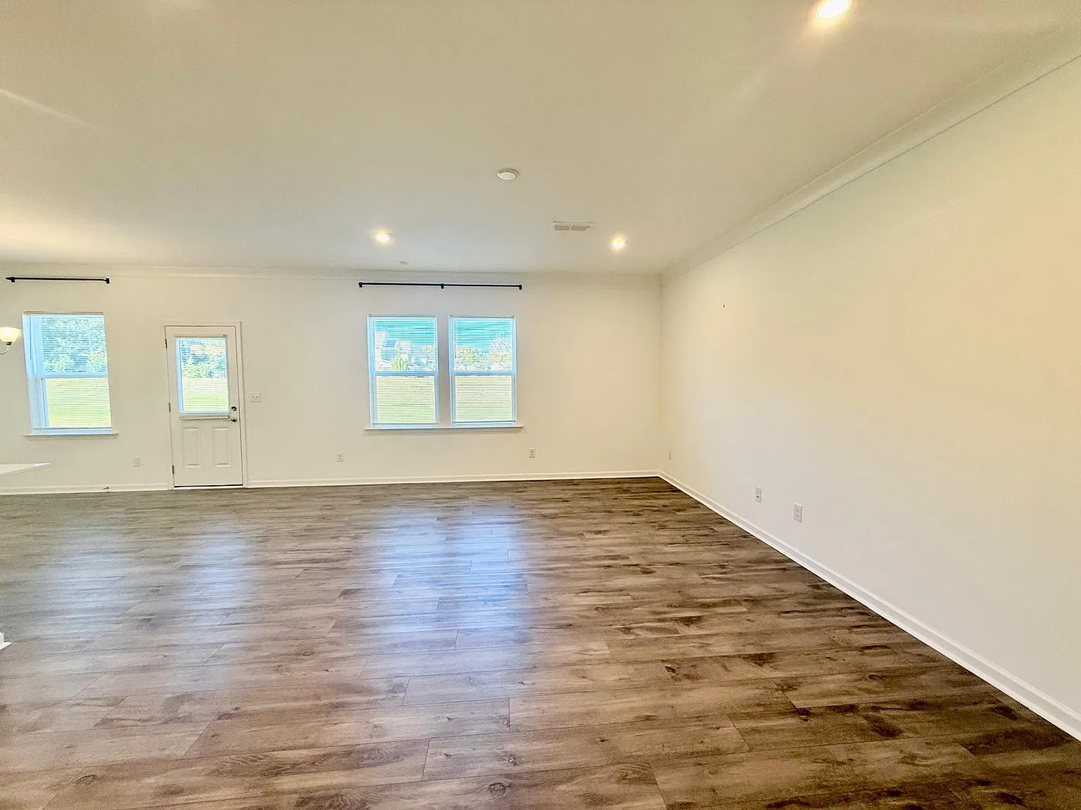 4 bed, 2350 sqft, $2,850 — Photo 3