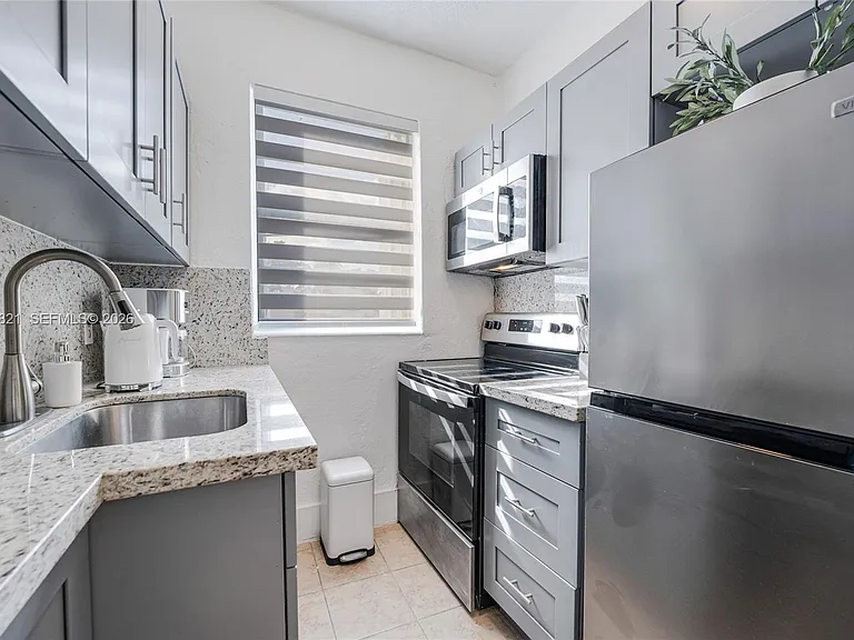 301 SW 10th Ave #1 — Photo 4