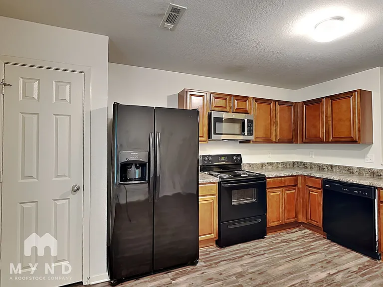 9168 Pleasant Valley Dr — Photo 3