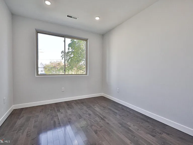 1939 N Darien St #2 — Photo 9