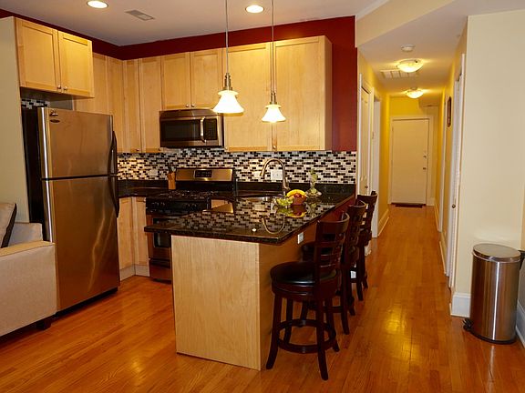 3rd image of 7635.5 N Greenview Ave #1N