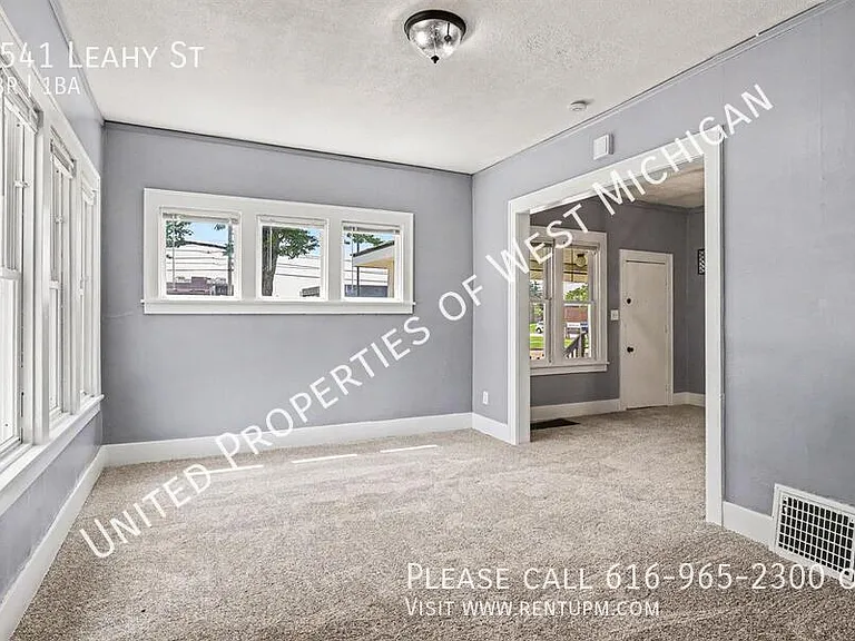 1541 Leahy St — Photo 4