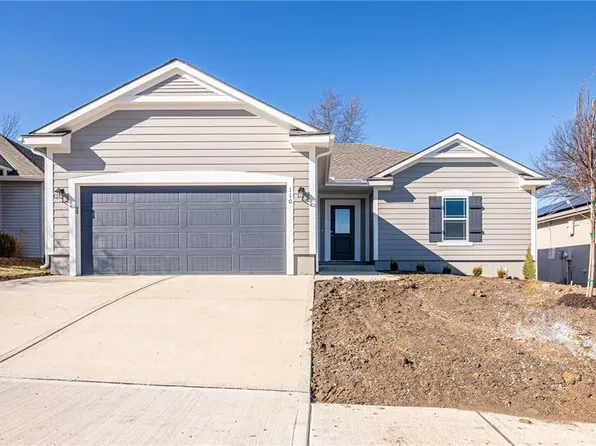 110 N Carriage Meadows Trl, Peculiar, MO 64078
