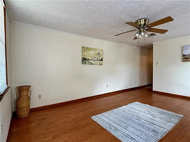2 bed, 1.0 bath, 911 sqft, $1,395 — Photo 2