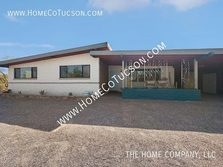 120 E Magee Rd — Photo 1